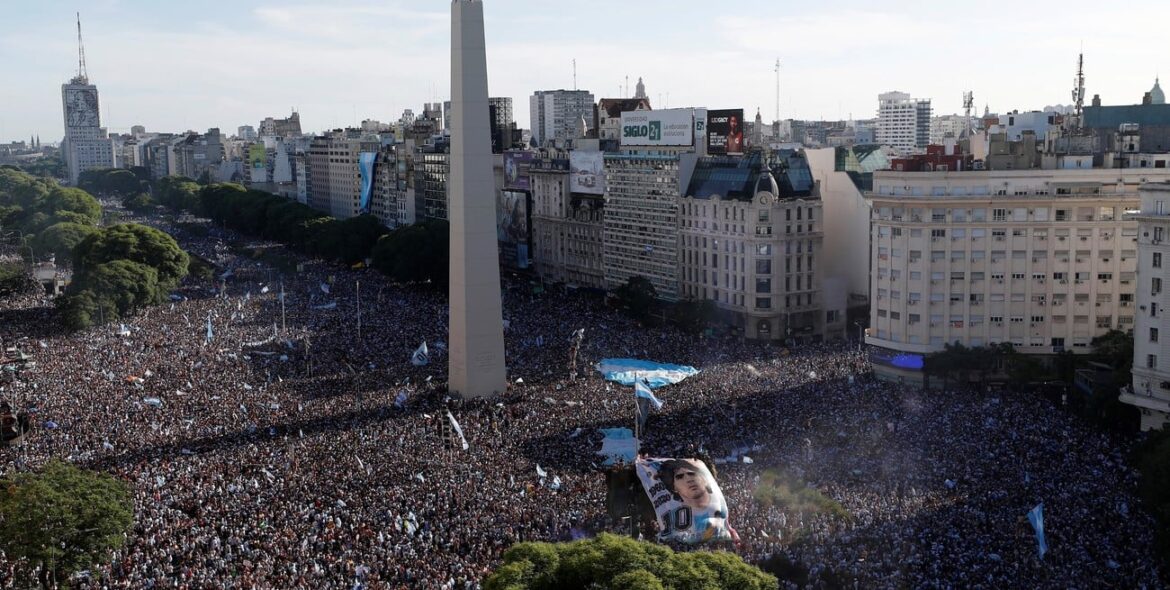 Con cánticos y banderas, una multitud festejó la obtención de la Copa del Mundo en el Obelisco