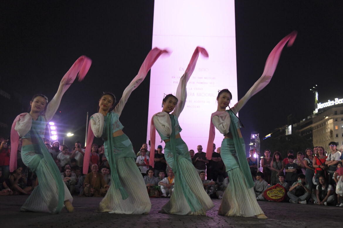 Comunidad china celebró su Año Nuevo con un colorido festejo en el Obelisco