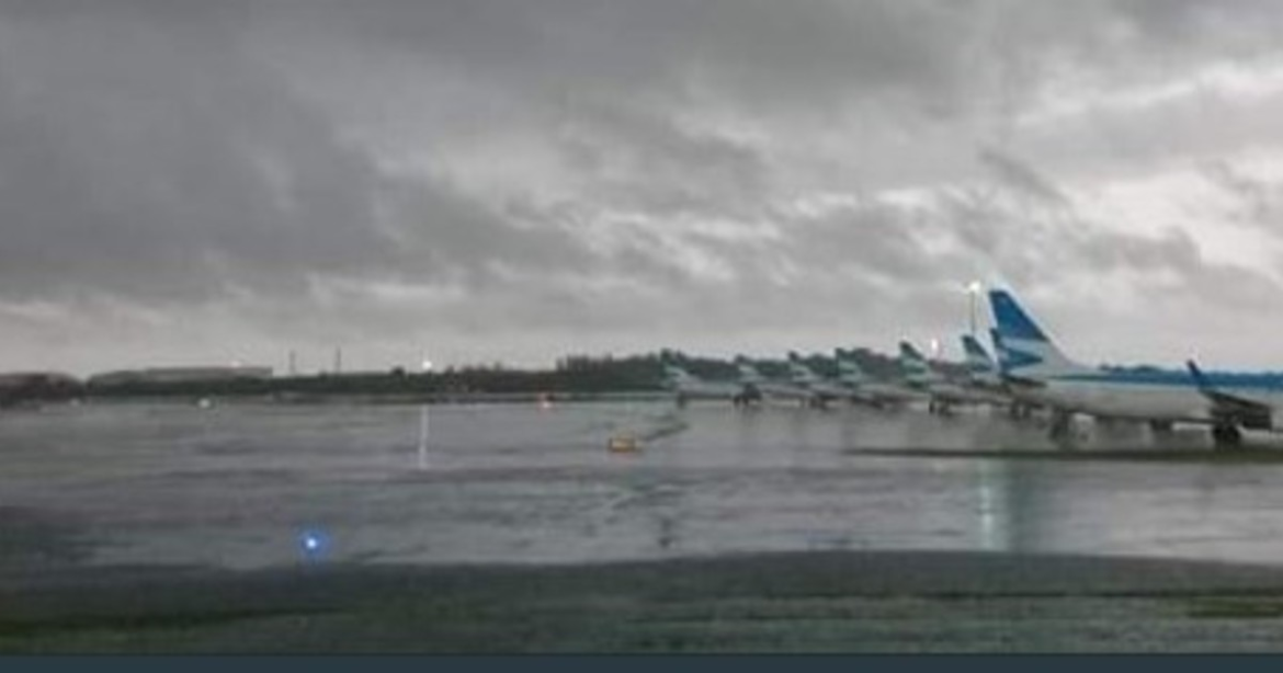 Demoras y desvíos en vuelos de Ezeiza y Aeroparque por la intensidad de la tormenta