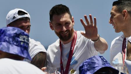 Messi no suelta la Copa del Mundo y sus compañeros animan la fiesta popular con la gente