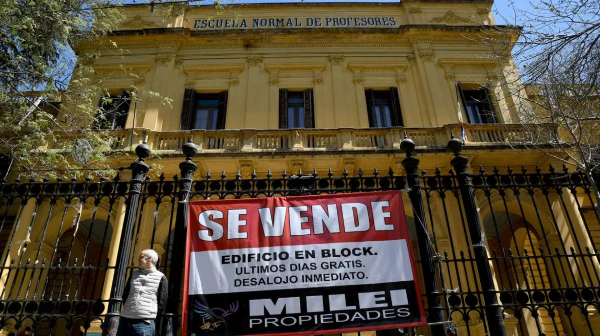 Pusieron «en venta» al colegio Mariano Acosta contra las políticas educativas de Milei